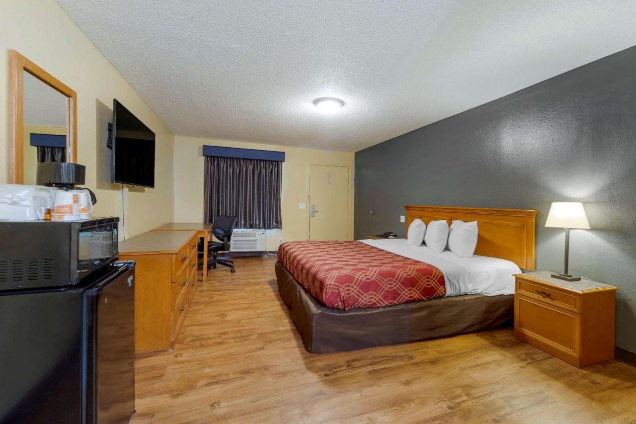 Econo Lodge Pryor Creek Exterior photo