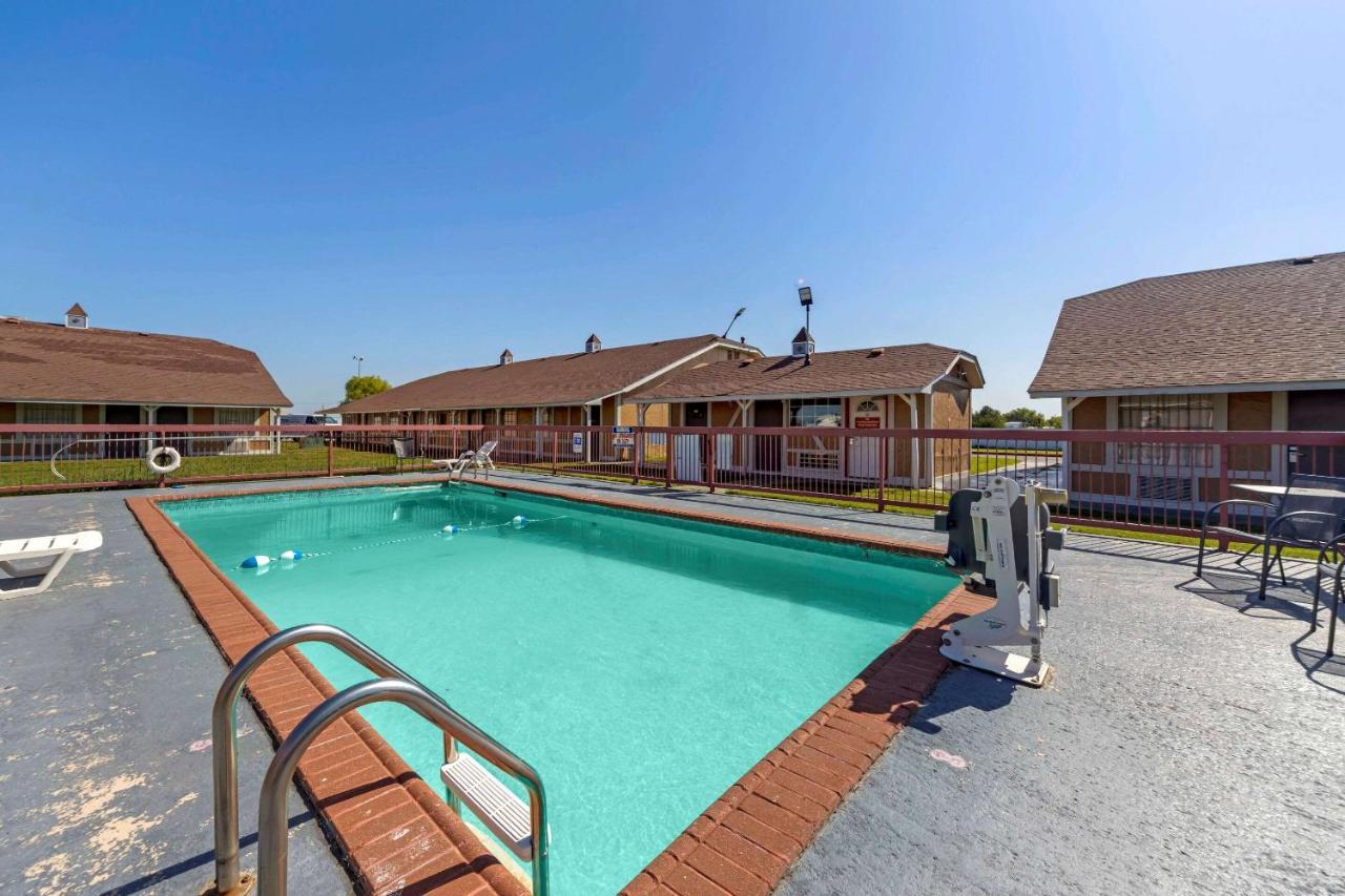 Econo Lodge Pryor Creek Exterior photo