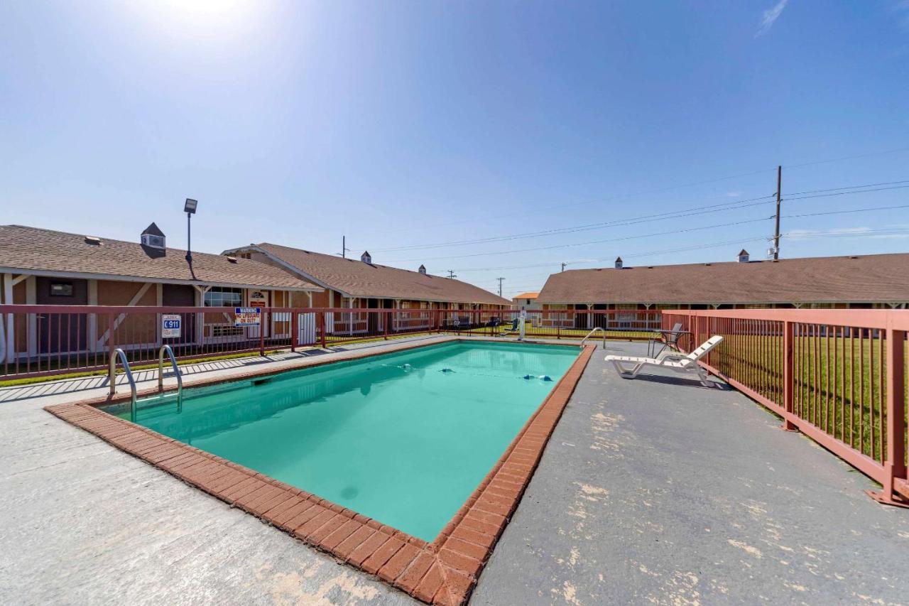 Econo Lodge Pryor Creek Exterior photo