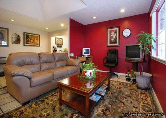 Econo Lodge Pryor Creek Interior photo